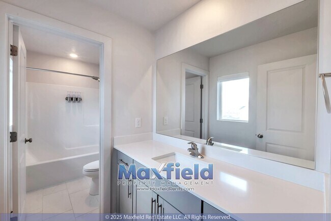 Building Photo - Saratoga Springs 5BD - 3.5BTH - 2GAR