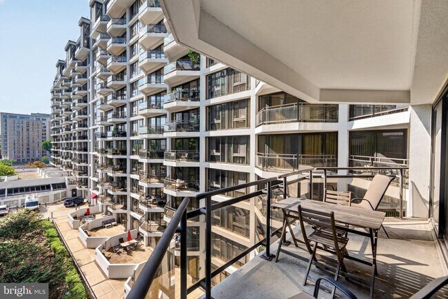 Building Photo - 1530 Key Blvd