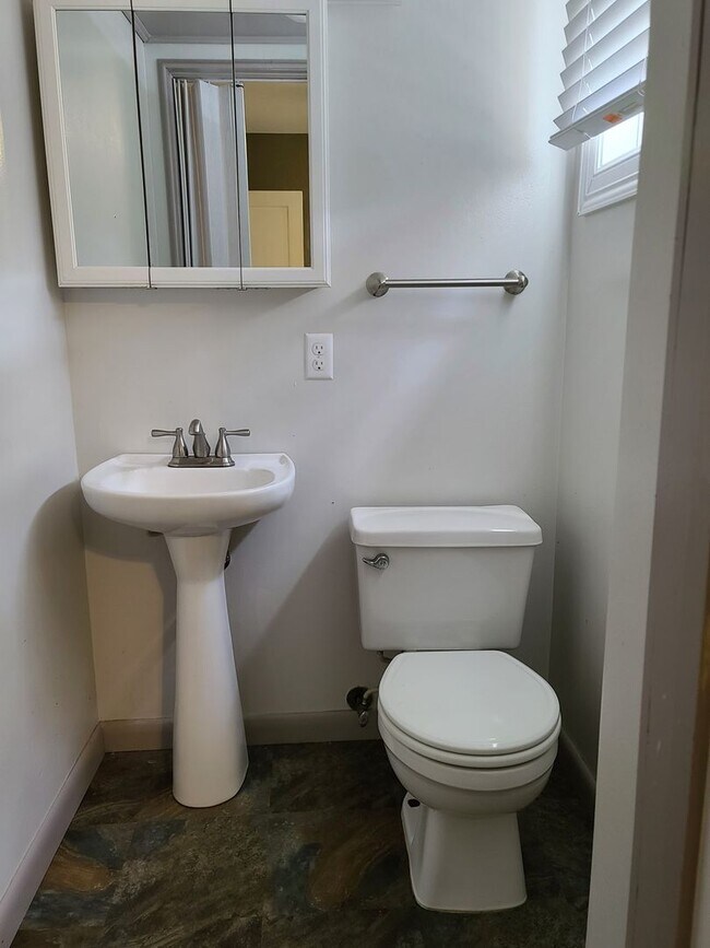 Building Photo - Adorable Cottage Rental