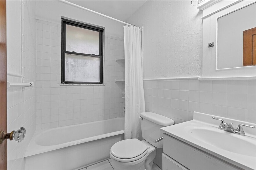 Building Photo - 3033 Brentwood Ave