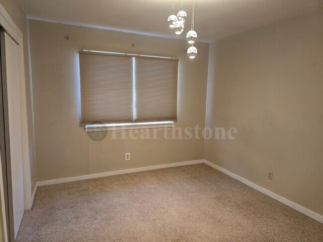 Building Photo - 717 Sandia Dr