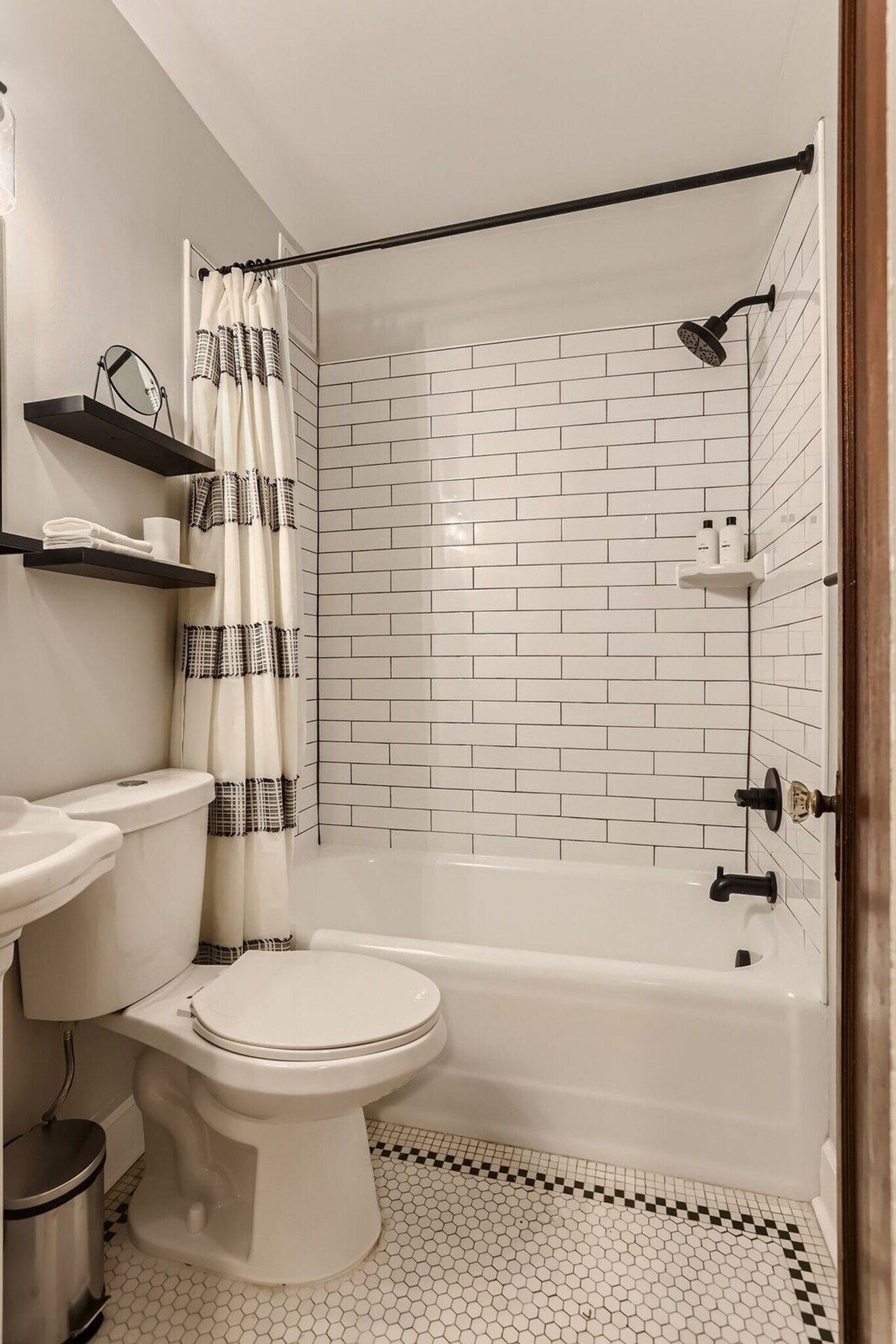 Building Photo - 1666 Detroit St