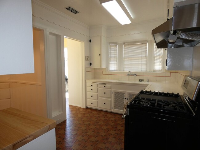 Building Photo - *Available NOW in Whittier!*