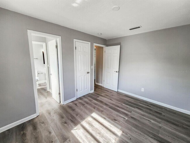 Building Photo - 995 Barclay Dr