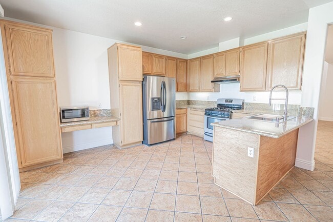 Building Photo - 4 Bedroom Home for Rent in Canyon Country!