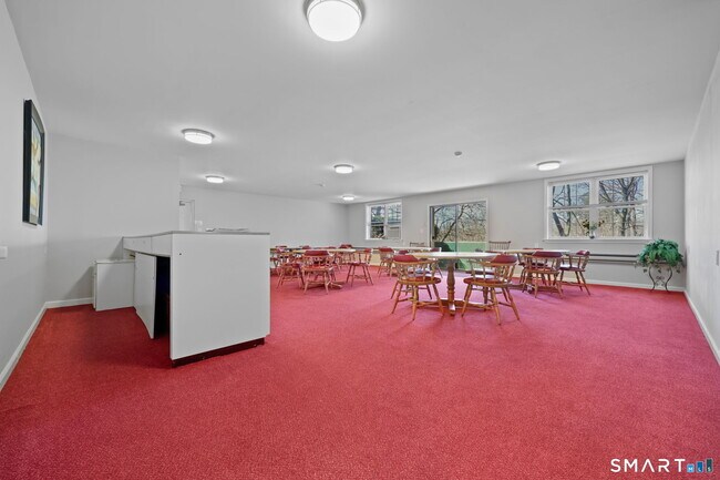 Building Photo - 140 Field Point Rd