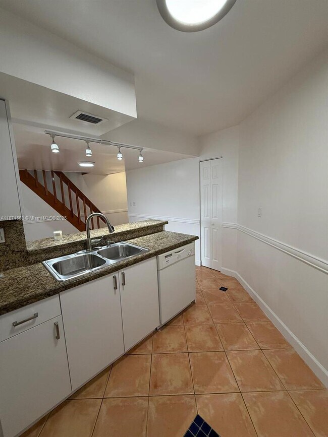 Building Photo - 9419 Fontainebleau Blvd