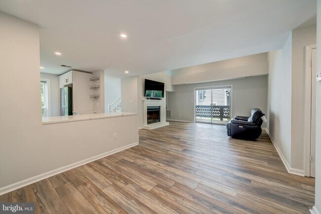 Building Photo - 10038 Oakton Terrace Rd