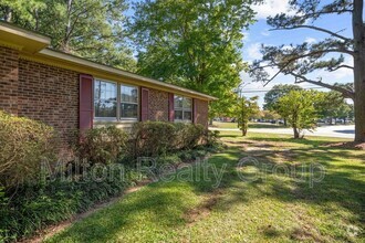 Building Photo - 16 Parkwood Cir