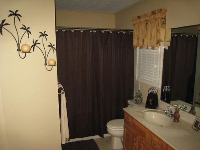 Building Photo - 2 bed + Bonus Room - Great School District...
