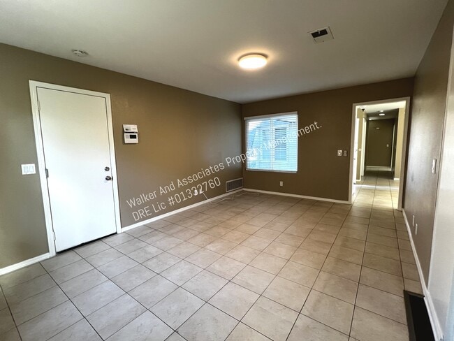 Building Photo - 202 Larkspur Dr