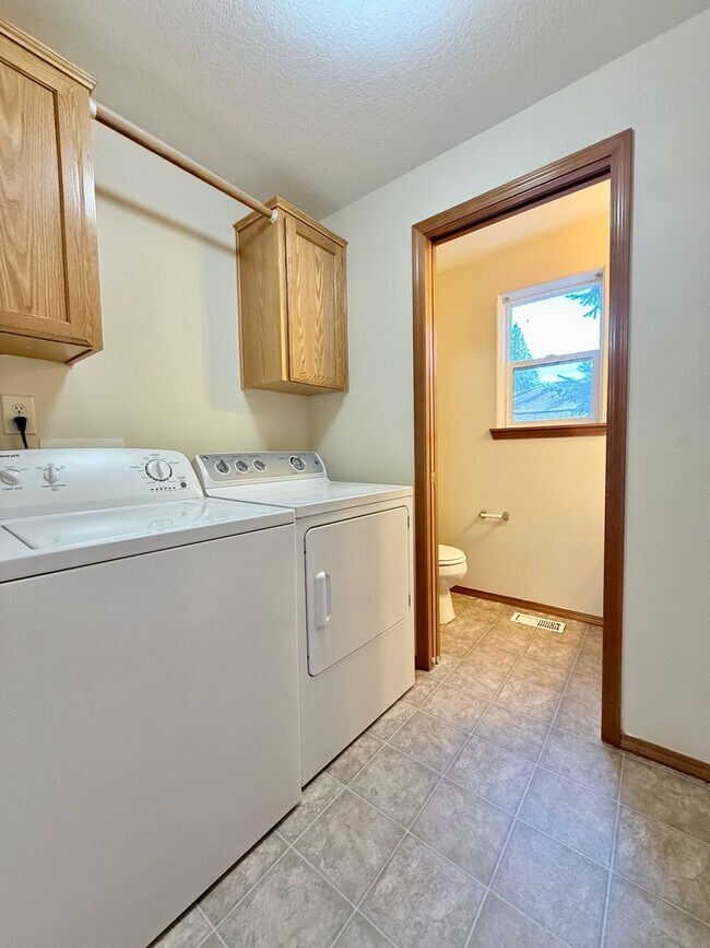 Building Photo - **$500 OFF THE FIRST MONTH'S RENT** Spacio...