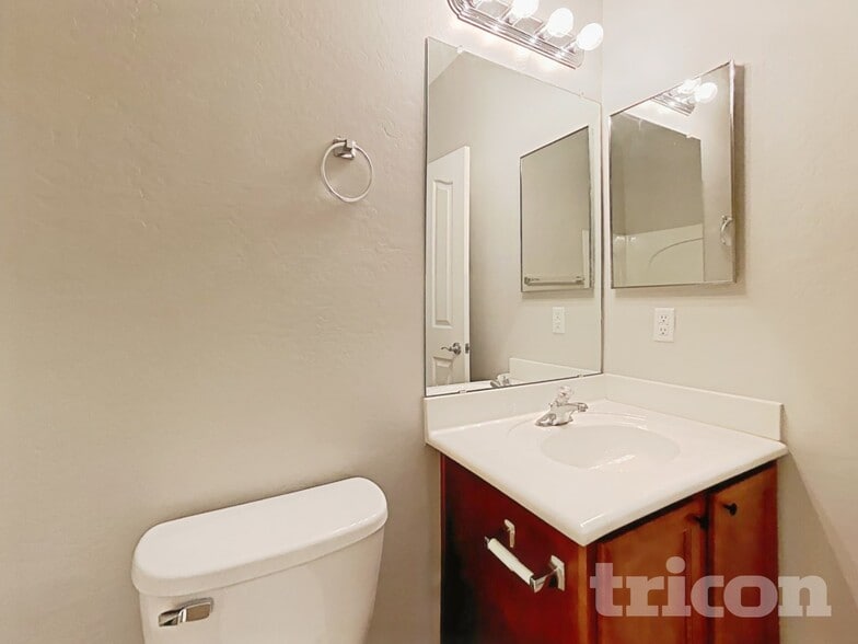 Building Photo - 45209 Miraflores St