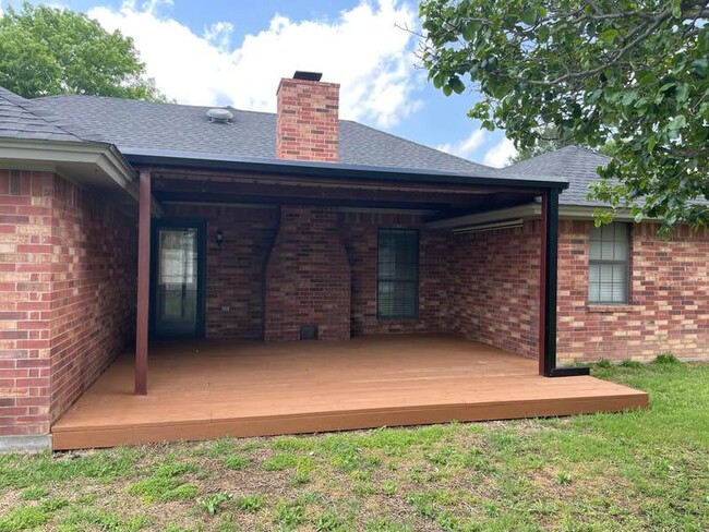 Building Photo - Highly sought after 3 bedroom in Tanglewoo...
