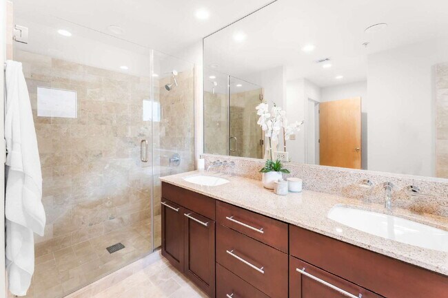 Building Photo - Sophisticated Living on Barton Springs