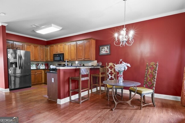 Building Photo - 423 Royal Cres Ln E