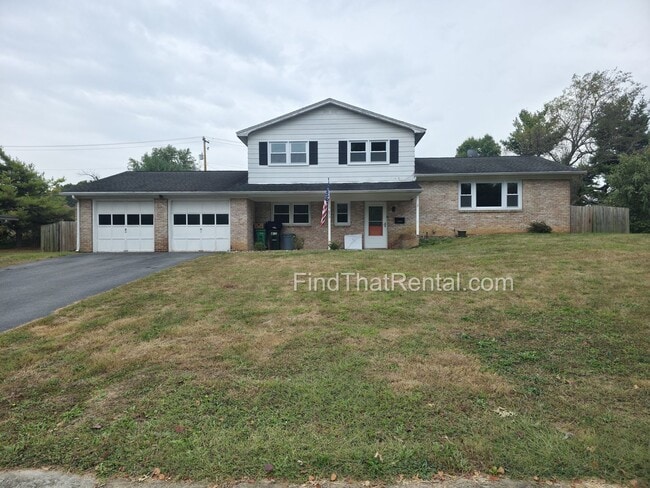 Primary Photo - Available Immediately! Pet friendly, 2 car...