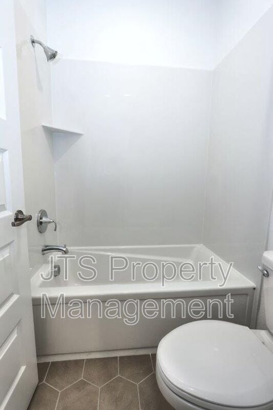 Building Photo - 3349 Hedgerow Ct