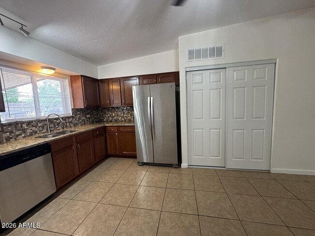 Building Photo - 860 Catalina Dr