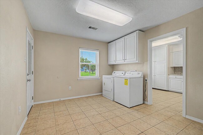 Building Photo - 827 Pickney Ave