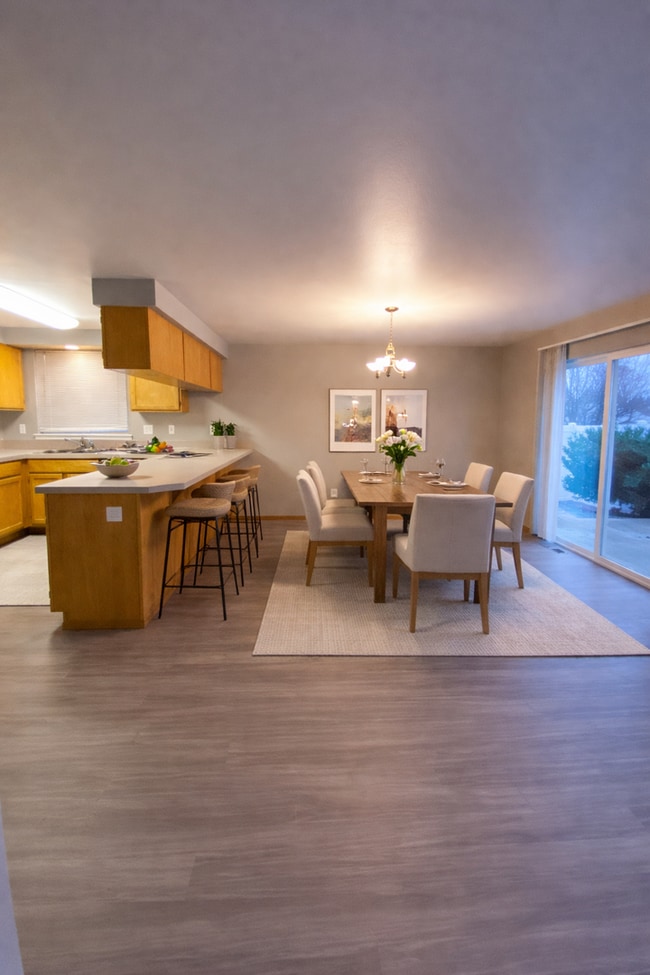 Building Photo - Peach111 (CWP)