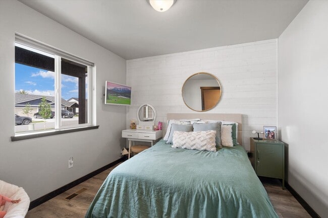 Building Photo - Stunning Townhome with Mountain Views for ...