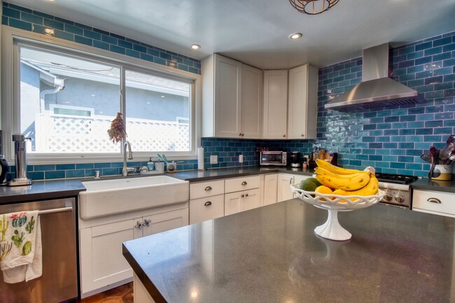Building Photo - Beautiful 3 BD, 2 BA Home in Bird Rock fea...