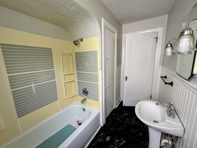 Building Photo - Spacious 2 bedroom with bonus room for rent - Canton NW