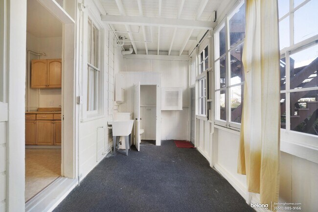 Building Photo - 1618 Grove St