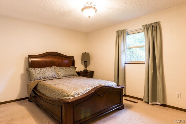 Building Photo - 115 Meadow Ln S