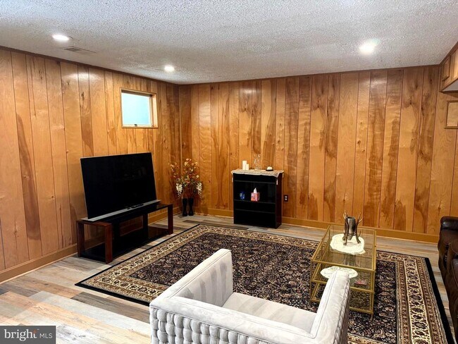 Building Photo - 7428 Mason Ln