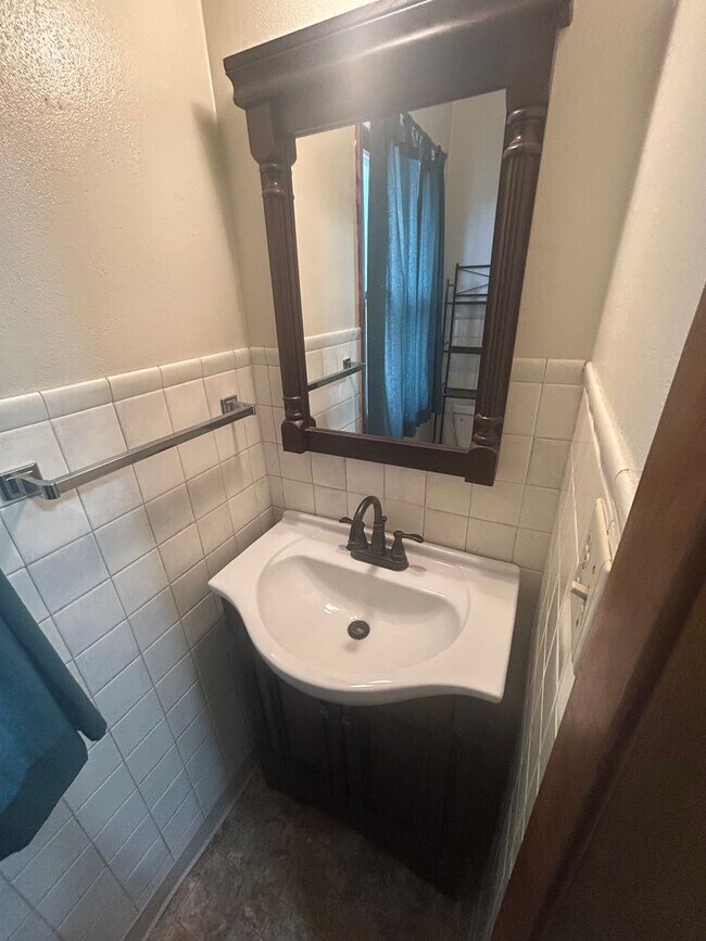 Building Photo - 2bd 1.5 bath duplex for rent Waterloo IA!