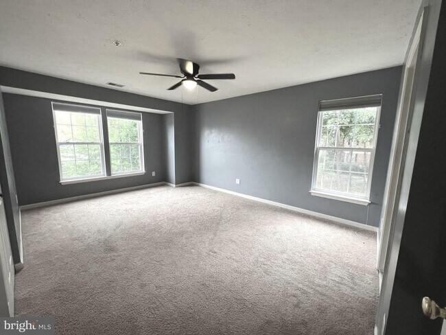 Building Photo - Beautiful 3 bedroom, 2 full bath condomini...