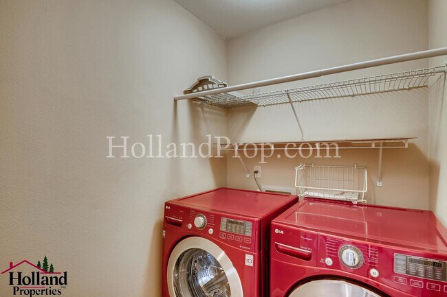 Building Photo - Stunning 3 Bedroom 2.5 Bathroom Home with ...