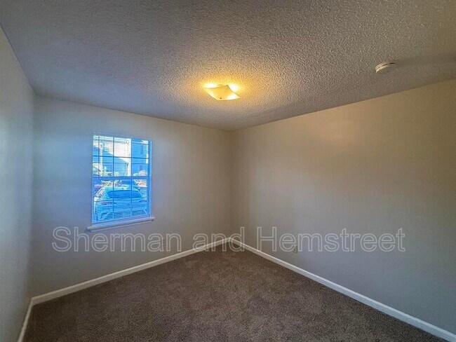 Building Photo - 402 Commons Dr