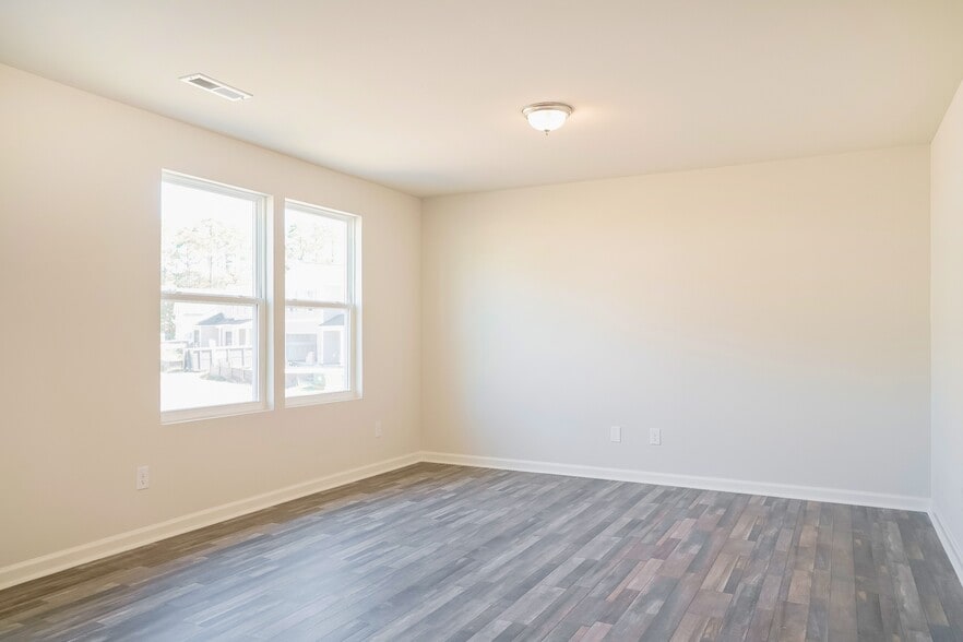 Building Photo - 684 Savanac St SE