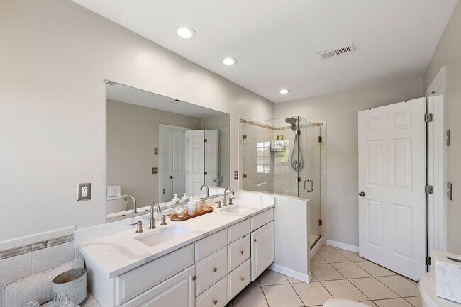 Building Photo - Beautiful Townhome in Ballymeade