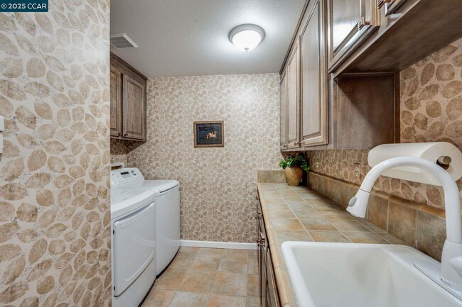 Building Photo - 1105 Peacock Creek Dr