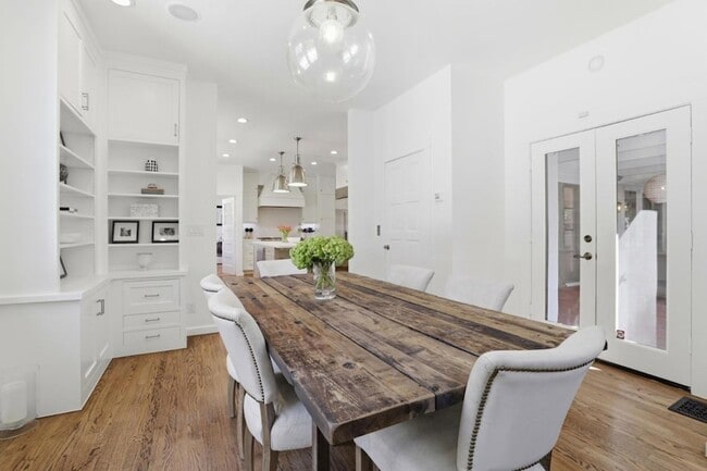 Building Photo - 566 E Crescent Dr