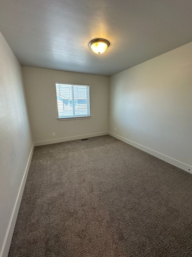 Building Photo - $500 OFF FIRST MONTHS RENT IF LEASE SIGNED...