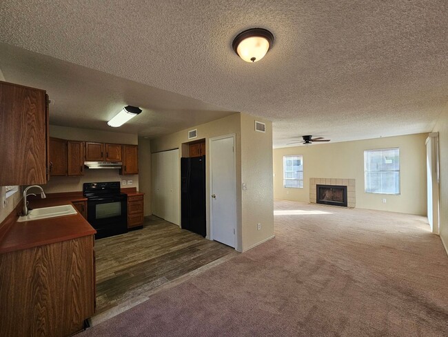 Building Photo - PATIO HOME 3 BED 2 BATH MCKELLIPS AND HORN...