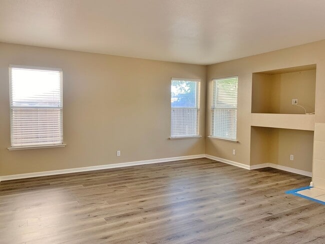 Building Photo - 4 Bedroom Home in Hollister  - No App Fee