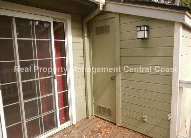 Building Photo - AVAILABLE JULY -  2 Bedroom / 1.5 Bath Dow...