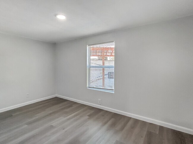 Building Photo - Move-In Ready Home Near Canyon Lake – Fresh Interior, Deck & Detached Garage