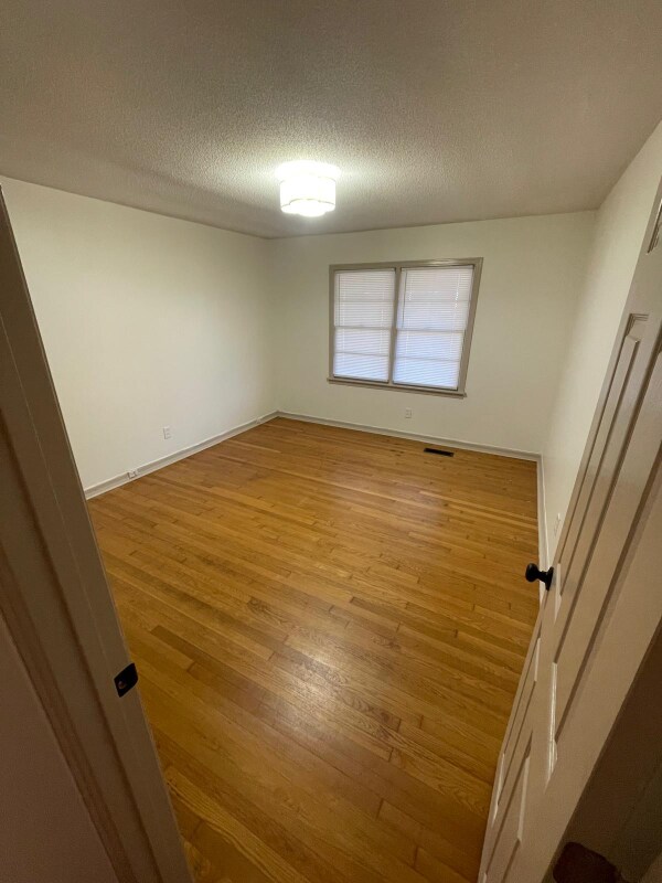 Building Photo - 1600 E 29th St