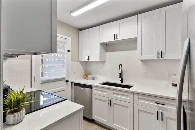 Building Photo - Updated beautiful 2/1 condo