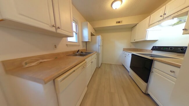 Building Photo - 3 Bedroom Town Home Near Mary Immaculate For Rent