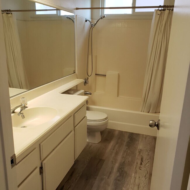 Building Photo - (((AVAILABLE))) REDLANDS 3bed 2 bath Must See!