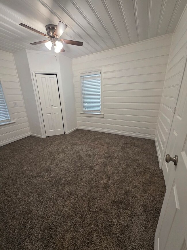 Building Photo - FULLY REMODELED 2 BED 1 BATH HOUSE IN SHASTA LAKE CITY