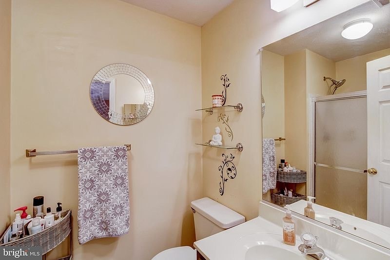 primary bathroom - 1006 Markham Ct